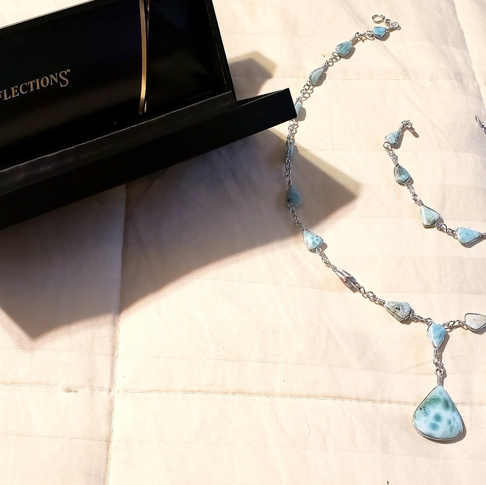 BNWT Reflections Necklace & Bracelet Set